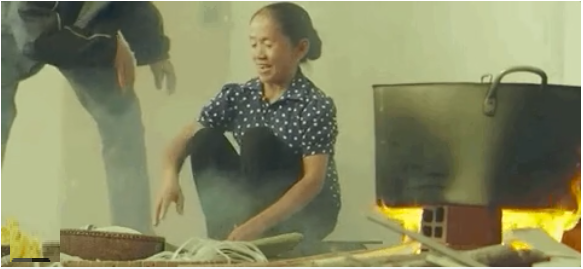 Suýt đốt nhà vì nấu nồi bánh chưng siêu to khổng lồ bà Tân Vlog giúp Bố Già của Trấn Thành đạt 1 triệu view sau 3 tiếng - Ảnh 1.