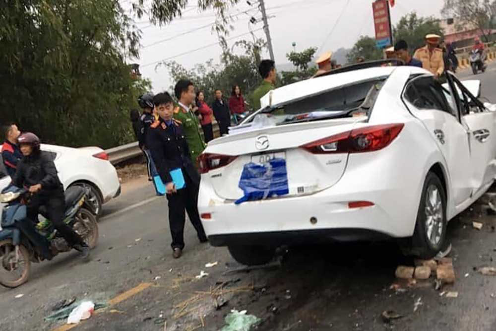 Húc vào đuôi xe ben, tài xế Mazda chết trong buồng lái - Ảnh 1. Húc vào đuôi xe ben, tài xế Mazda chết trong buồng lái - Ảnh 1.