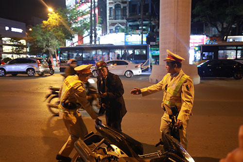 Hà Nội: Vi phạm nồng độ cồn, tài xế ngang nhiên chống đối CSGT - Ảnh 4.