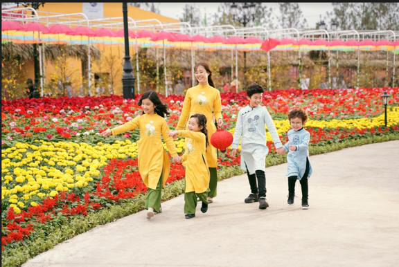 Ngắm những bộ ảnh áo dài đẹp lung linh trong 3 lễ hội hoa lớn nhất Tết Canh Tý - Ảnh 2.