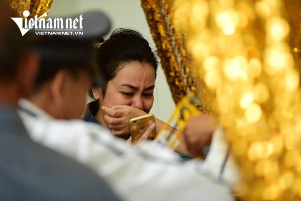 Vợ nghệ sĩ Nguyễn Chánh Tín khóc nức nở bên linh cữu chồng - Ảnh 4.