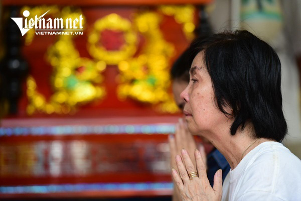 Vợ nghệ sĩ Nguyễn Chánh Tín khóc nức nở bên linh cữu chồng - Ảnh 10.