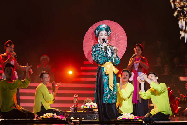 Mẹ ca sĩ Lệ Quyên giấu mặt trên sân khấu diễn cùng con gái trước 4000 khán giả Hà Nội - Ảnh 8.