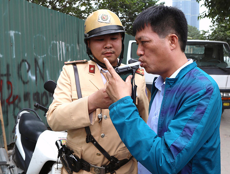 Nhiều người không say vẫn thuê lái xe về nhà - Ảnh 1. Nhiều người không say vẫn thuê lái xe về nhà - Ảnh 1.