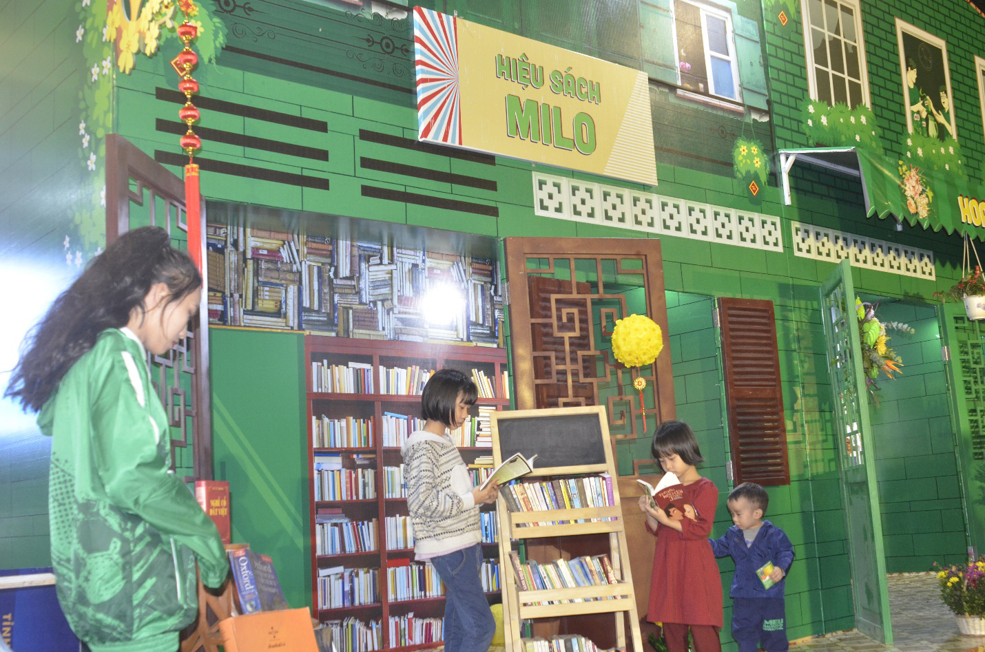 Phố đi bộ Hồ Gươm ‘chật cứng’ nghìn gia đình đến khám phá Thị Trấn Tết MILO - Ảnh 6.