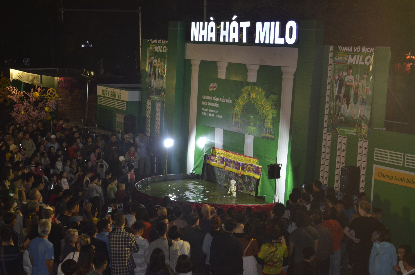 Phố đi bộ Hồ Gươm ‘chật cứng’ nghìn gia đình đến khám phá Thị Trấn Tết MILO - Ảnh 10.