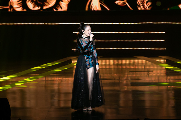 Ngọc Trinh khoe khéo lưng trần trong đại nhạc hội Night Of Stars 2019 - Đêm hội tụ tinh hoa doanh nhân toàn cầu - Ảnh 7.