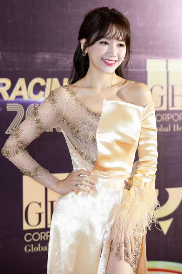 Ngọc Trinh khoe khéo lưng trần trong đại nhạc hội Night Of Stars 2019 - Đêm hội tụ tinh hoa doanh nhân toàn cầu - Ảnh 5.