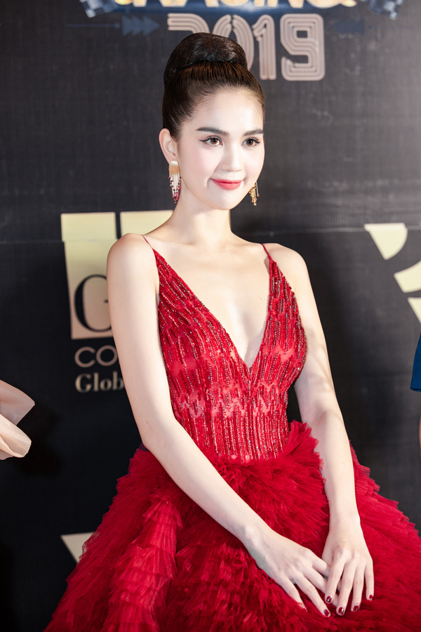 Ngọc Trinh khoe khéo lưng trần trong đại nhạc hội Night Of Stars 2019 - Đêm hội tụ tinh hoa doanh nhân toàn cầu - Ảnh 2.