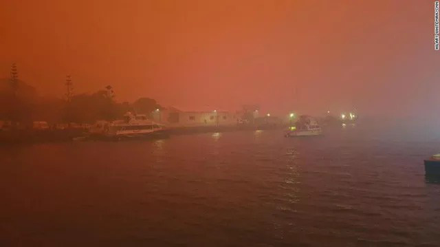 Bầu trời máu đáng sợ xuất hiện, cả thế giới cầu nguyện cho nước Úc trong thảm họa cháy rừng - Ảnh 1.