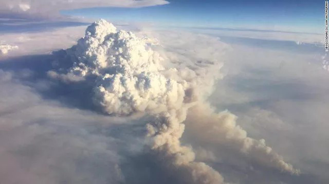Bầu trời máu đáng sợ xuất hiện, cả thế giới cầu nguyện cho nước Úc trong thảm họa cháy rừng - Ảnh 2.
