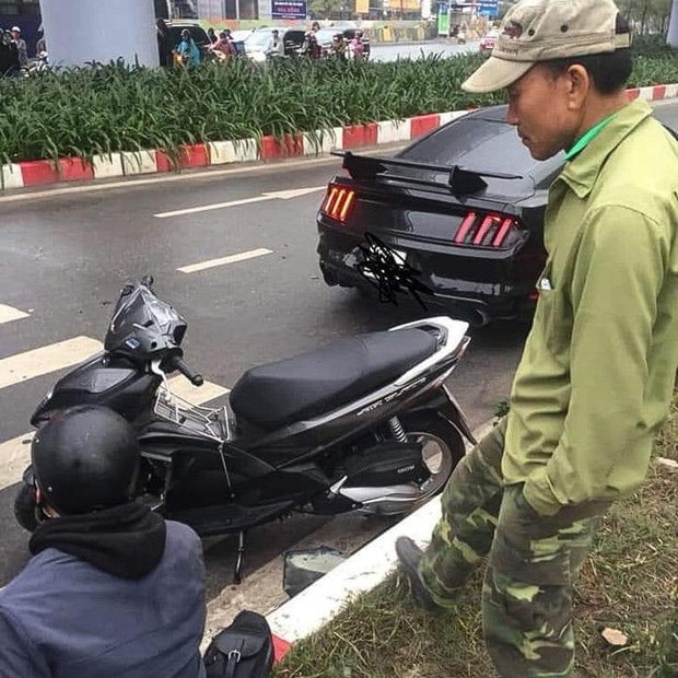 Xe máy vượt đèn đỏ tông vỡ đầu xế sang Ford Mustang và cách xử lý tình huống đi vào lòng người của chủ xe ô tô - Ảnh 1.