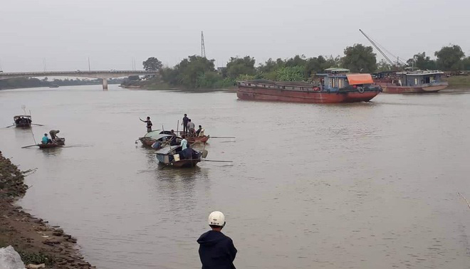 Chồng tử vong, vợ mất tích sau vụ lật thuyền trên sông - Ảnh 1. Chồng tử vong, vợ mất tích sau vụ lật thuyền trên sông - Ảnh 1.