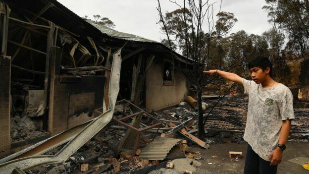 Về nhà nhìn thấy cảnh tan hoang cậu bé bị sốc vì không còn nơi để ở trong thảm họa cháy rừng ở Úc - Ảnh 1.