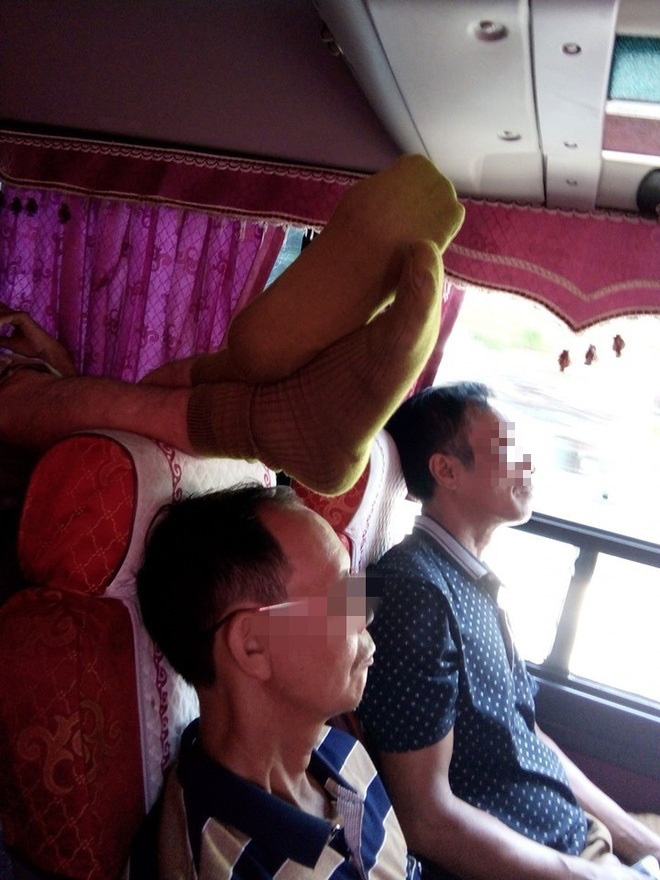 Ám ảnh bàn chân xấu xí trên xe giường nằm khiến ai cũng hãi hùng - Ảnh 3. Ám ảnh bàn chân xấu xí trên xe giường nằm khiến ai cũng hãi hùng - Ảnh 3.