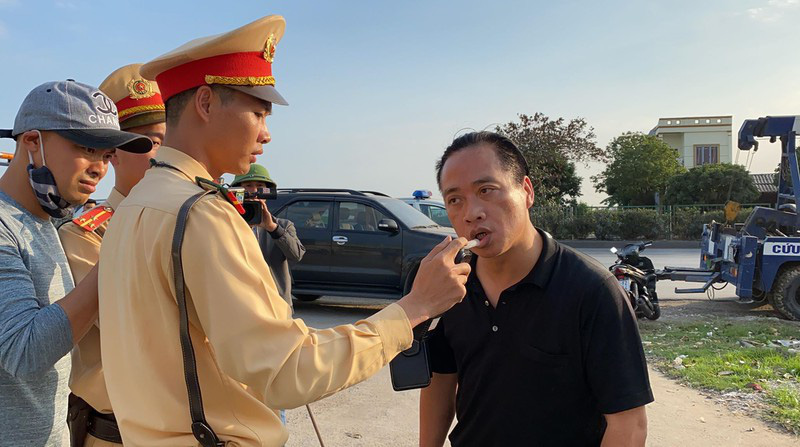 Tài xế cố thủ trên ô tô liên tục uống nước, 3 tiếng sau mới xuống xe không phát hiện nồng độ cồn - Ảnh 1. Tài xế cố thủ trên ô tô liên tục uống nước, 3 tiếng sau mới xuống xe không phát hiện nồng độ cồn - Ảnh 1.