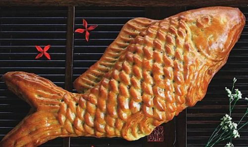 Bên cạnh những chiếc bánh nướng tròn to khổng lồ, cơ sở này còn ra mắt loại bánh Trung thu cá chép với trọng lượng 0,9kg với giá 760.000 đồng/con.