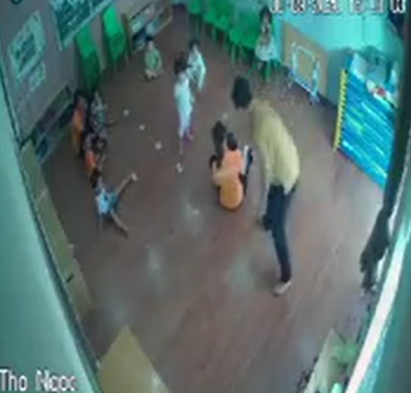 Phẫn nộ clip người đàn ông túm tóc đe dọa, thẳng tay tát vào mặt bé gái ngay trong lớp mầm non vì tranh giành đồ chơi với con mình - Ảnh 1.