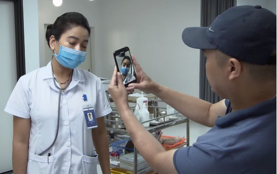 Lửa ấm tập 1: Bác sĩ Thủy bị người nhà bệnh nhân quay phim, chụp ảnh vì bỏ mặc bệnh nhân nhiều giờ - Ảnh 2.