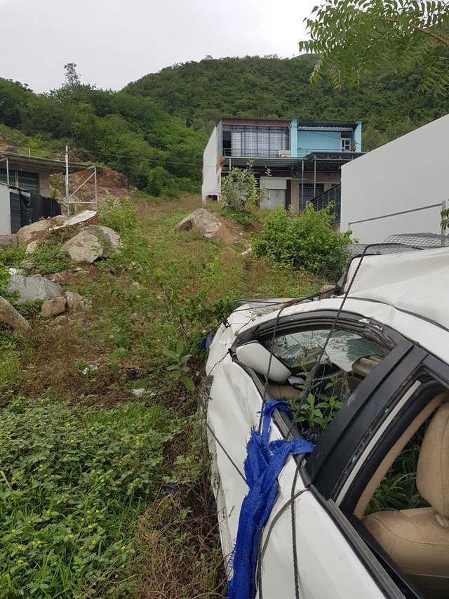 2 năm sau vụ lở núi ở Nha Trang, ô tô bị đè bẹp vẫn còn ở hiện trường - Ảnh 3.