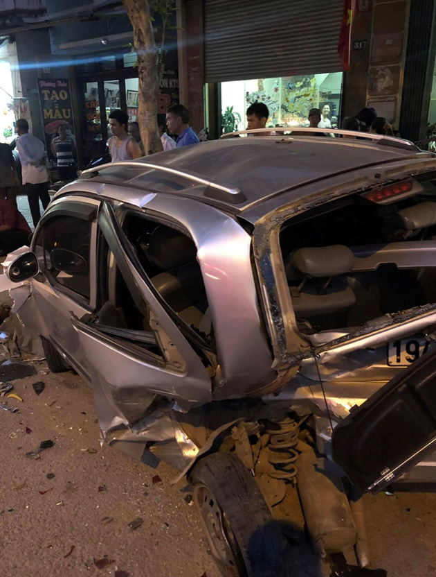 Hiện trường vụ xe ô tô CX5 gây tai nạn liên hoàn ở Hà Nội - Ảnh 8.