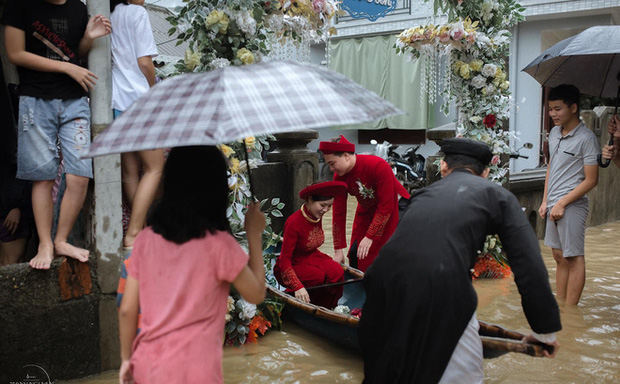 Đám cưới mùa mưa lũ ở Huế: Rước dâu bằng ghe và xe ben, khách mời xắn cao ống quần, lội nước tới chung vui - Ảnh 1.