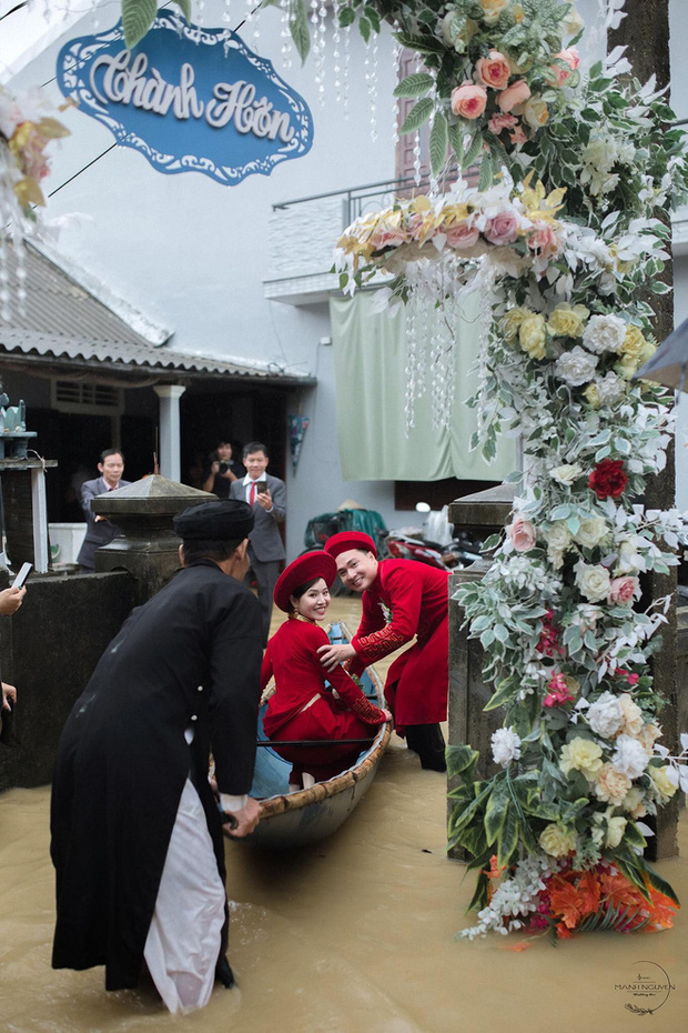 Đám cưới mùa mưa lũ ở Huế: Rước dâu bằng ghe và xe ben, khách mời xắn cao ống quần, lội nước tới chung vui - Ảnh 5.