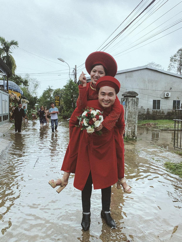 Đám cưới mùa mưa lũ ở Huế: Rước dâu bằng ghe và xe ben, khách mời xắn cao ống quần, lội nước tới chung vui - Ảnh 7.