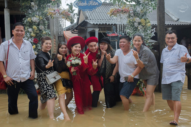 Đám cưới mùa mưa lũ ở Huế: Rước dâu bằng ghe và xe ben, khách mời xắn cao ống quần, lội nước tới chung vui - Ảnh 8.