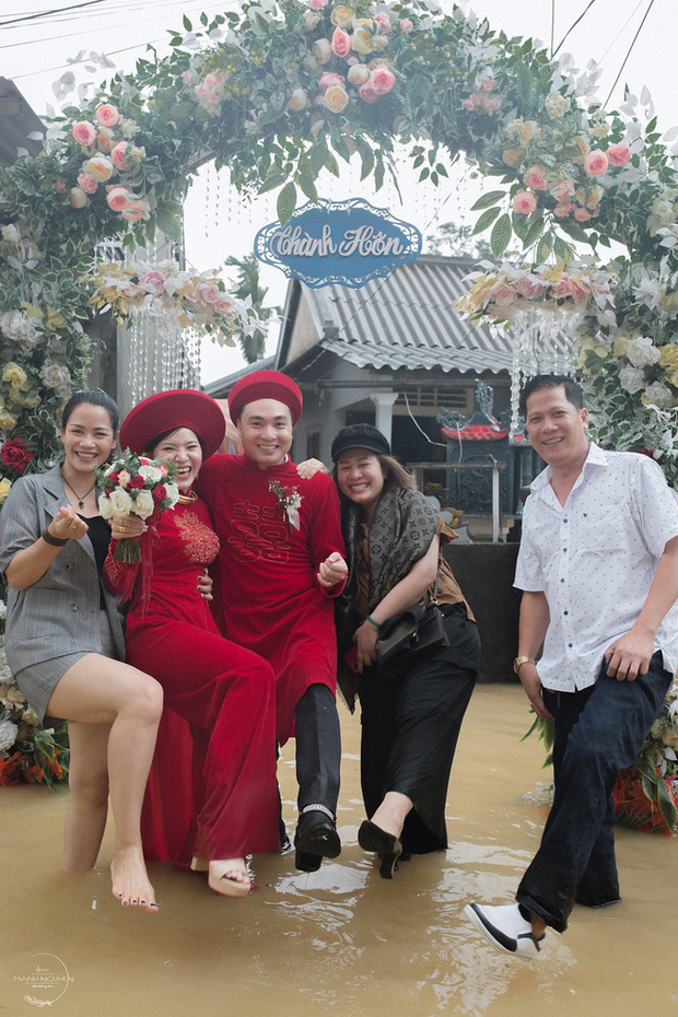 Đám cưới mùa mưa lũ ở Huế: Rước dâu bằng ghe và xe ben, khách mời xắn cao ống quần, lội nước tới chung vui - Ảnh 9.