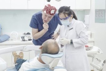 Bệnh nhân Mỹ được bác sĩ Việt cứu hàm răng sau khi 3 nước từ chối - Ảnh 1.