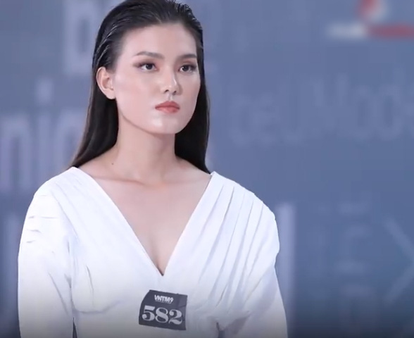 Vietnams Next Top Model: Hotgirl 19 tuổi sở hữu gương mặt quá đẹp nhưng lại đi 2 hàng, Võ Hoàng Yến mỉa mai để xem làm được trò trống gì - Ảnh 2.