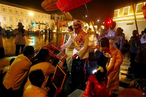 Người Thái Lan dầm mưa tưởng nhớ nhà vua quá cố - Ảnh 5.