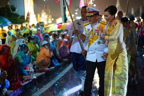 Người Thái Lan dầm mưa tưởng nhớ nhà vua quá cố - Ảnh 6.
