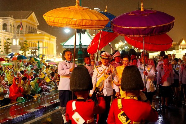 Người Thái Lan dầm mưa tưởng nhớ nhà vua quá cố - Ảnh 7.