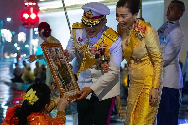 Người Thái Lan dầm mưa tưởng nhớ nhà vua quá cố - Ảnh 9.