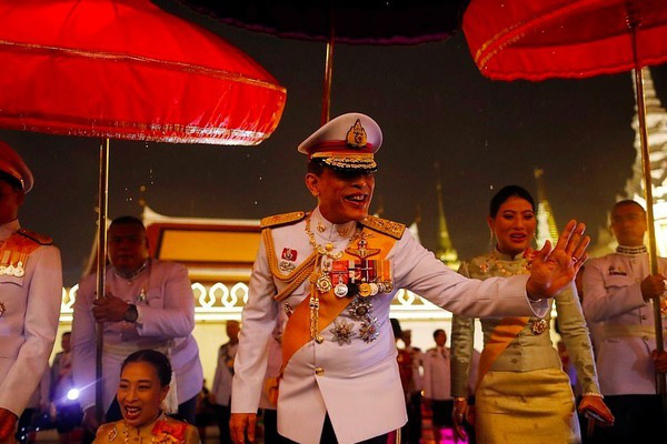 Người Thái Lan dầm mưa tưởng nhớ nhà vua quá cố - Ảnh 10.