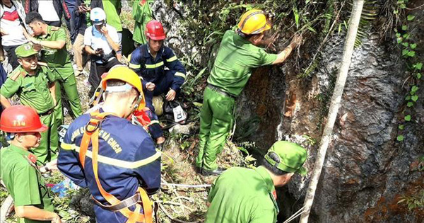  Đưa thi thể nạn nhân rơi xuống hang sâu gần 150 mét lên mặt đất - Ảnh 1.