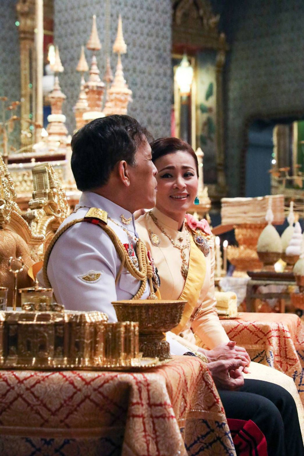 Không chỉ có quyền lực, Hoàng hậu Thái Lan còn thể hiện là người phụ nữ được Vua yêu nhất qua chi tiết này - Ảnh 2.