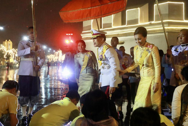 Không chỉ có quyền lực, Hoàng hậu Thái Lan còn thể hiện là người phụ nữ được Vua yêu nhất qua chi tiết này - Ảnh 3.