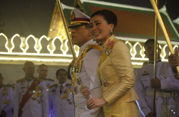 Không chỉ có quyền lực, Hoàng hậu Thái Lan còn thể hiện là người phụ nữ được Vua yêu nhất qua chi tiết này - Ảnh 4.