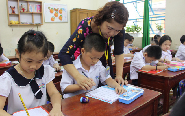 Chương trình lớp 1 vừa nhanh vừa nặng nhưng không được giao bài tập về nhà, giáo viên tiểu học TP. HCM đưa ra lý do khiến phụ huynh phải suy ngẫm lại - Ảnh 2.