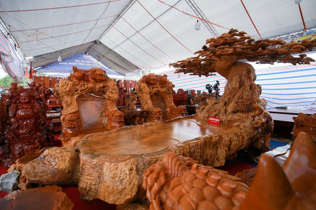 Xôn xao bộ bàn ghế khủng từ gỗ nu, chạm khắc tứ linh tinh xảo ở Hà Nội - Ảnh 2.