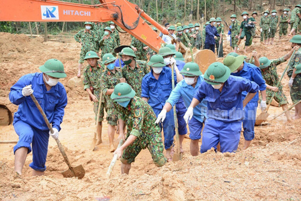 Lực lượng cứu hộ vụ sạt lở thủy điện Rào Trăng 3: Dùng sức người cuốc từng mảnh đất tìm kiếm người gặp nạn, bữa cơm vội vàng trong những bịch nilon - Ảnh 3.