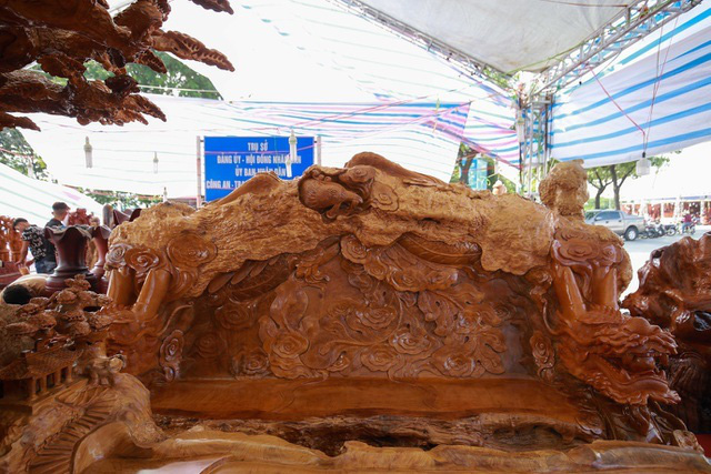 Xôn xao bộ bàn ghế khủng từ gỗ nu, chạm khắc tứ linh tinh xảo ở Hà Nội - Ảnh 11.