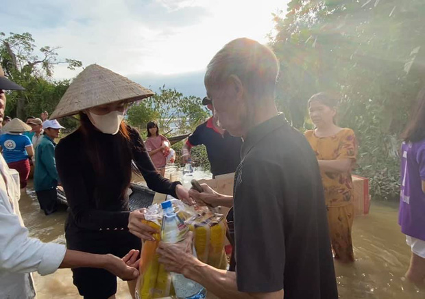 Loạt ảnh Thủy Tiên lội nước trao tận tay người dân miền Trung những món quà cứu trợ gây xúc động mạnh, số tiền quyên góp đã lên đến 22 tỷ đồng - Ảnh 14.