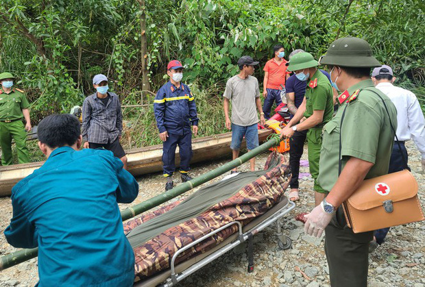 Lực lượng cứu hộ vụ sạt lở thủy điện Rào Trăng 3: Dùng sức người cuốc từng mảnh đất tìm kiếm người gặp nạn, bữa cơm vội vàng trong những bịch nilon - Ảnh 14.