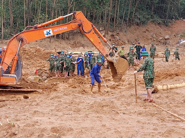 Lực lượng cứu hộ vụ sạt lở thủy điện Rào Trăng 3: Dùng sức người cuốc từng mảnh đất tìm kiếm người gặp nạn, bữa cơm vội vàng trong những bịch nilon - Ảnh 6.