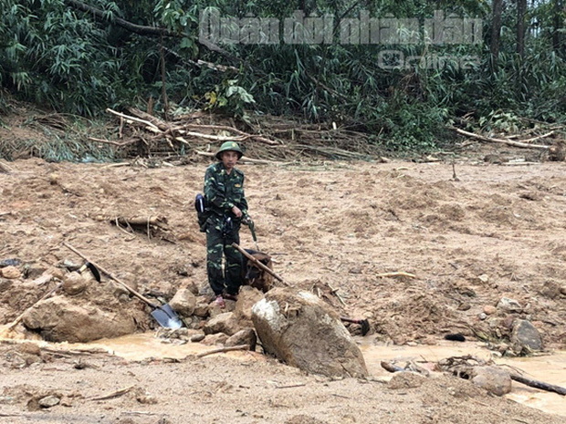 Lực lượng cứu hộ vụ sạt lở thủy điện Rào Trăng 3: Dùng sức người cuốc từng mảnh đất tìm kiếm người gặp nạn, bữa cơm vội vàng trong những bịch nilon - Ảnh 8.