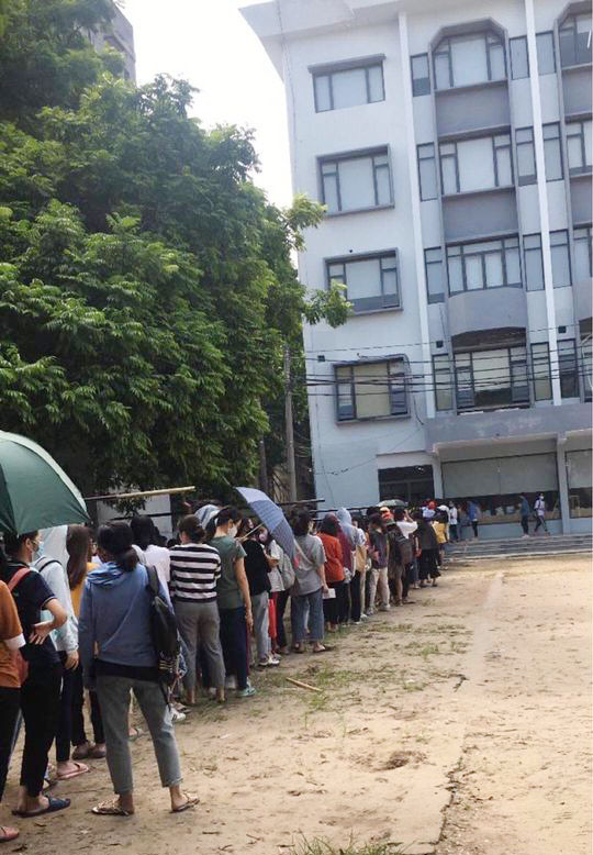Choáng với cảnh sinh viên 1 trường đại học ở Hà Nội đứng dài cả km từ 6h sáng - Ảnh 8.